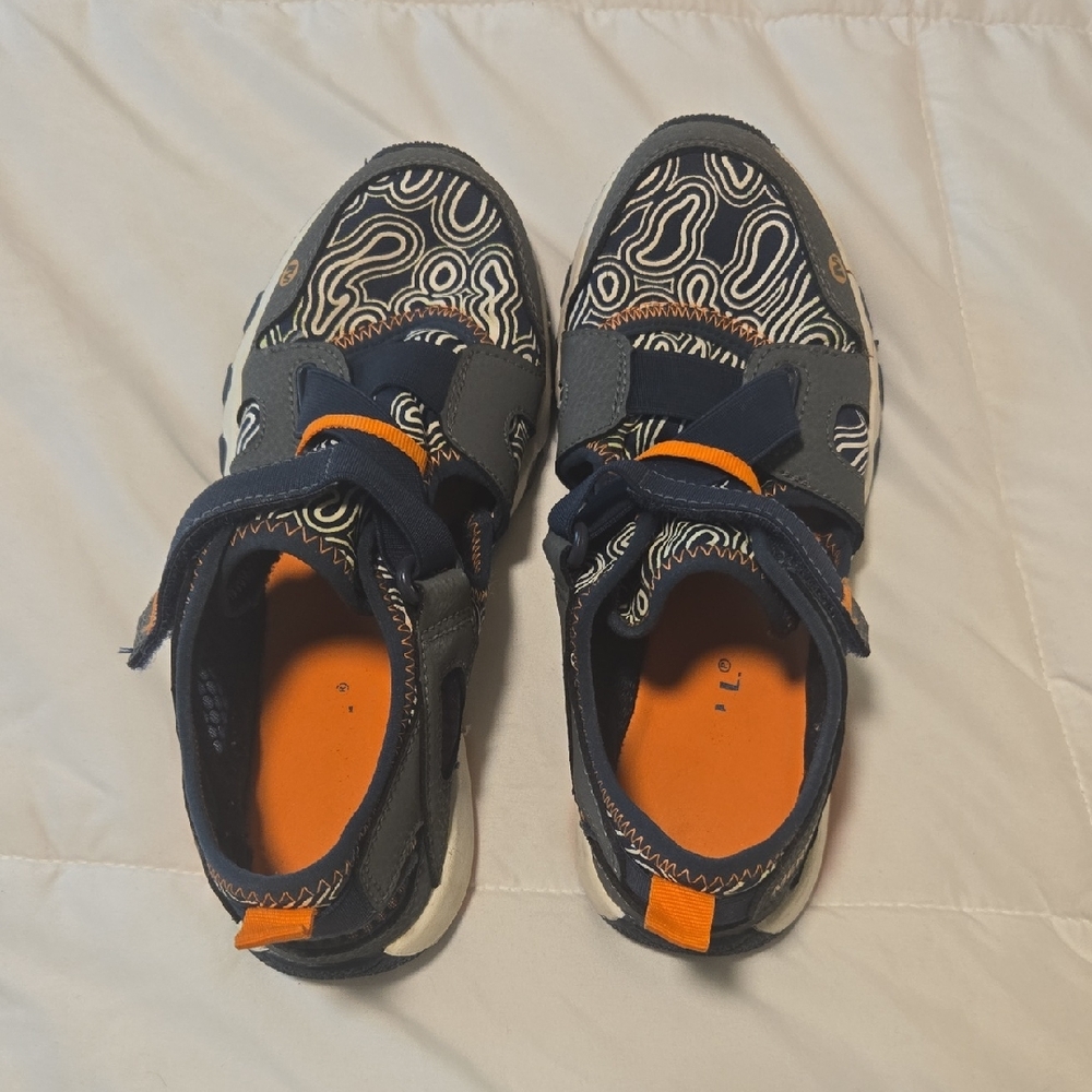 Boys Merrell size 4 Water Shoe